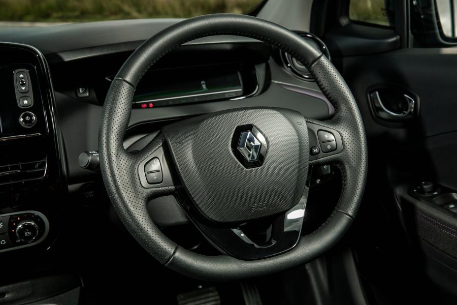 Панель приборов Renault Zoe Z.E. 40 R110 2018 года  (UK) (фото 12 из 32)